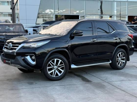 TOYOTA HILUX SW4 2.8 SRX 4X4 7 LUGARES 16V TURBO INTERCOOLER DIESEL 4P AUTOMÁTICO